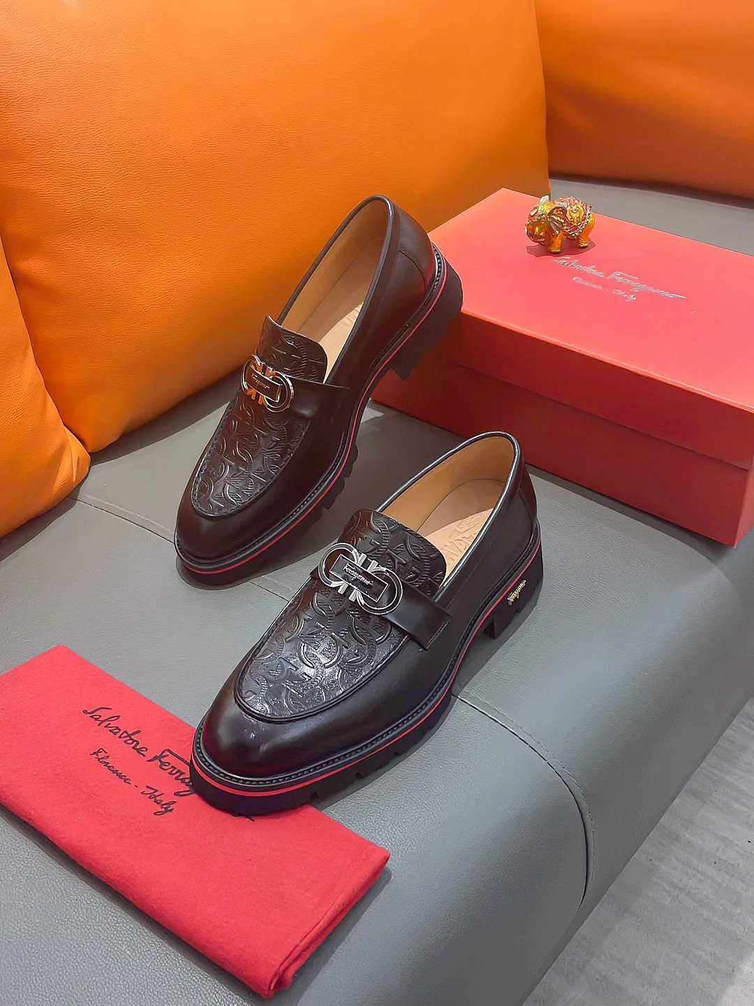 Men's shoes FERRAGAMO "Ferragamo" P540 Regular size: 39-44 (38, 45, 46, 47 customized) (suit shoes) Product materials: Selected first-layer cowhide upper, imported sheepskin lining; original outsole.